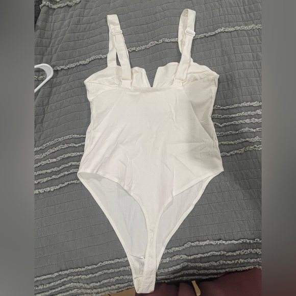 Poops V wire bodysuit in ivory - Picture 7 of 9